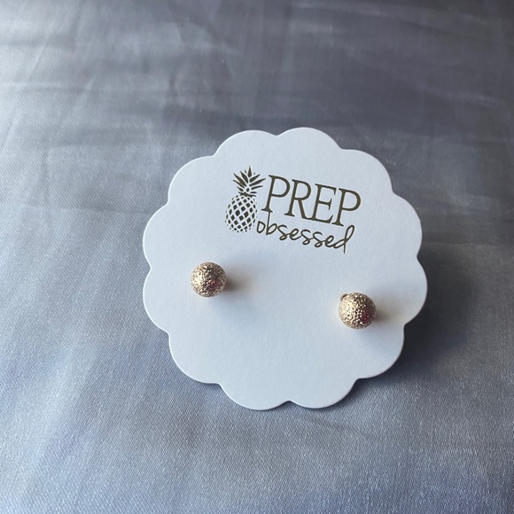 gold stud earrings - Picture 1 of 1